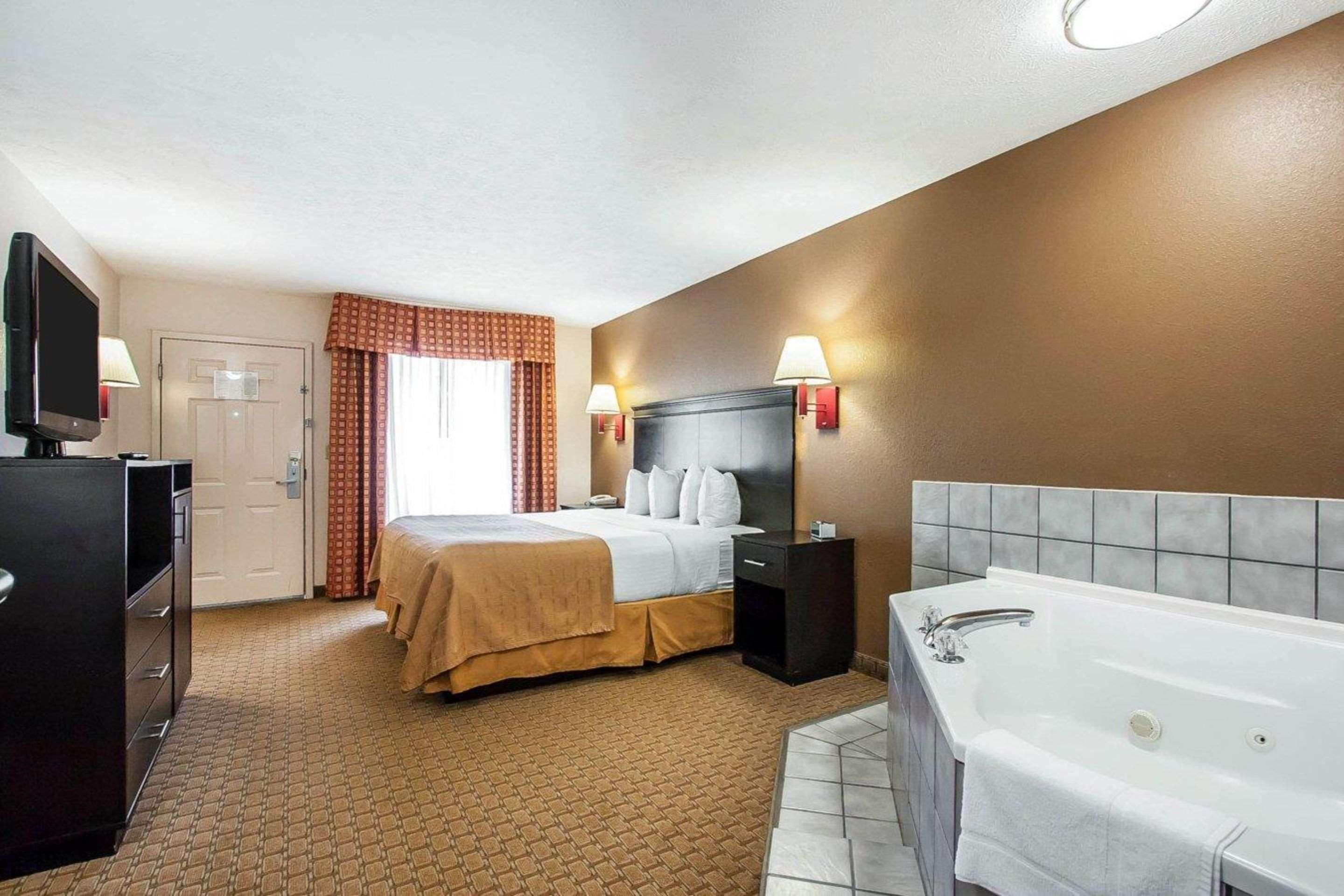 Quality Inn Savannah South Exteriör bild