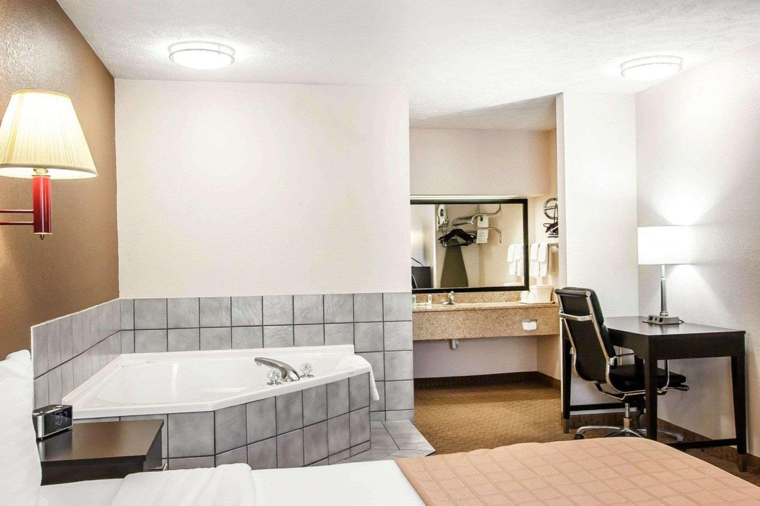 Quality Inn Savannah South Exteriör bild